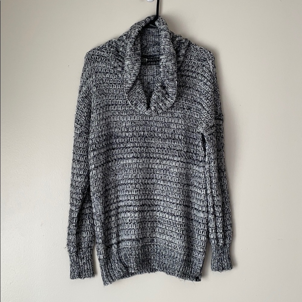 VOLCOM KNIT BLACK AND WHITE SWEATER